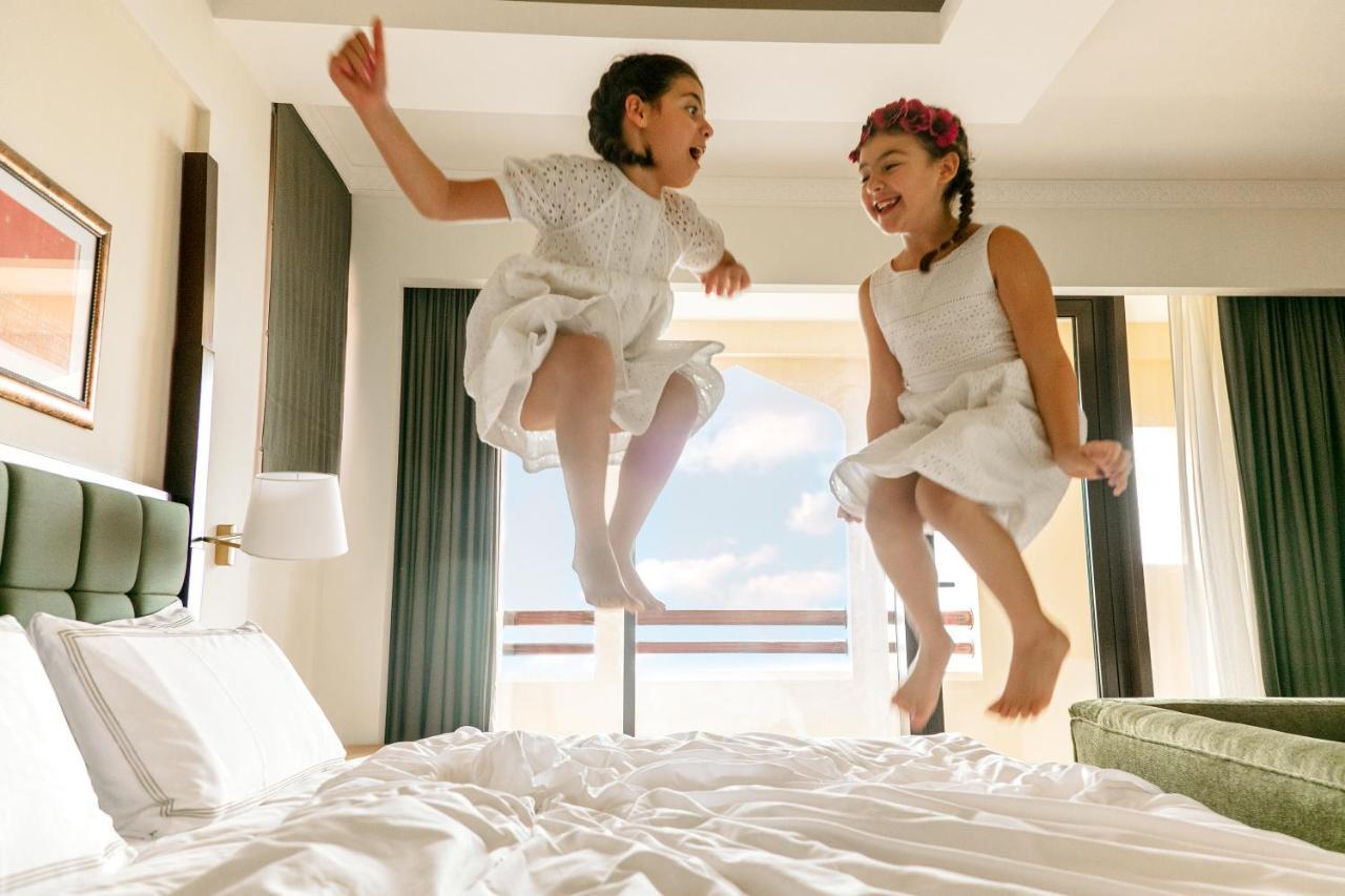 Shangri-La Barr Al Jissah, Muscat Exterior photo Two girls jumping on a bed