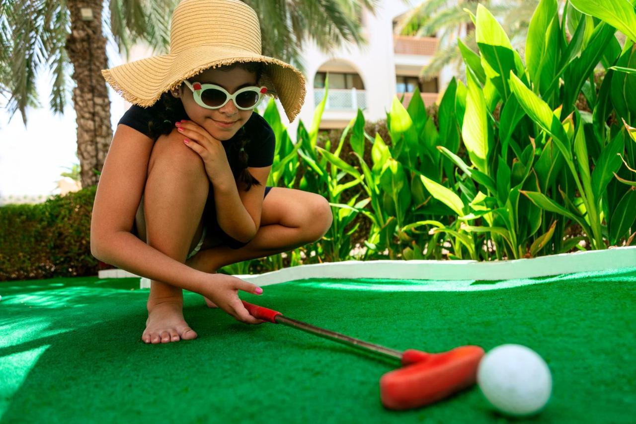 Shangri-La Barr Al Jissah, Muscat Exterior photo A woman playing mini golf