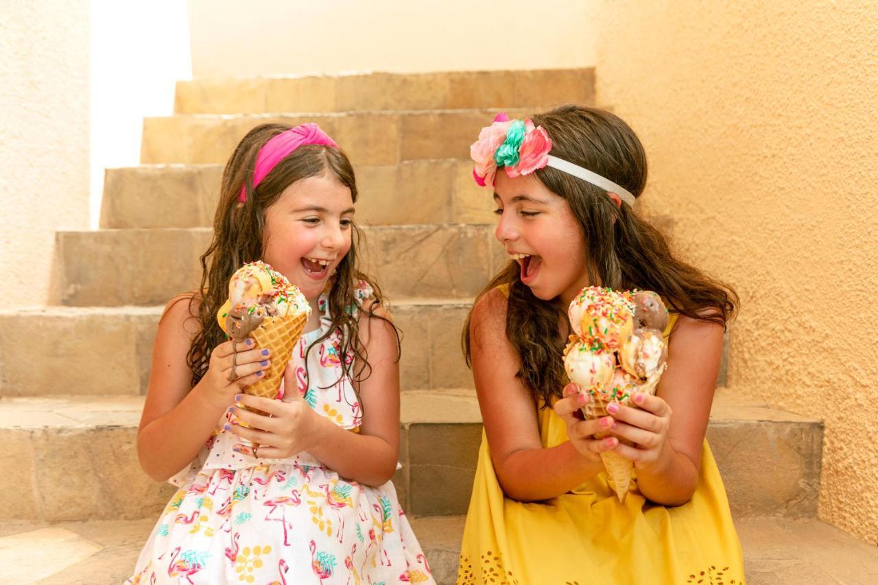 Shangri-La Barr Al Jissah, Muscat Exterior photo Two girls eating ice cream