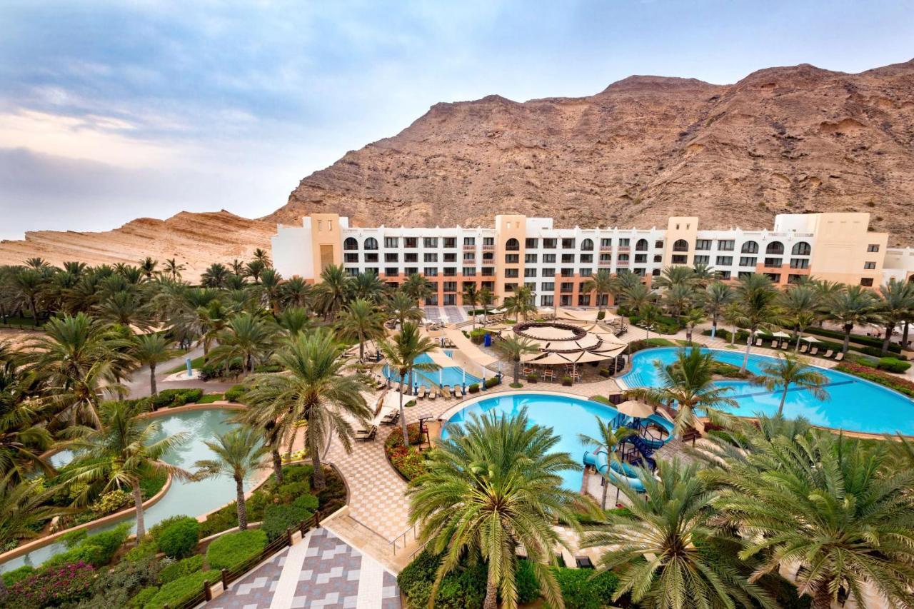 Shangri-La Barr Al Jissah, Muscat Exterior photo The resort's pool area