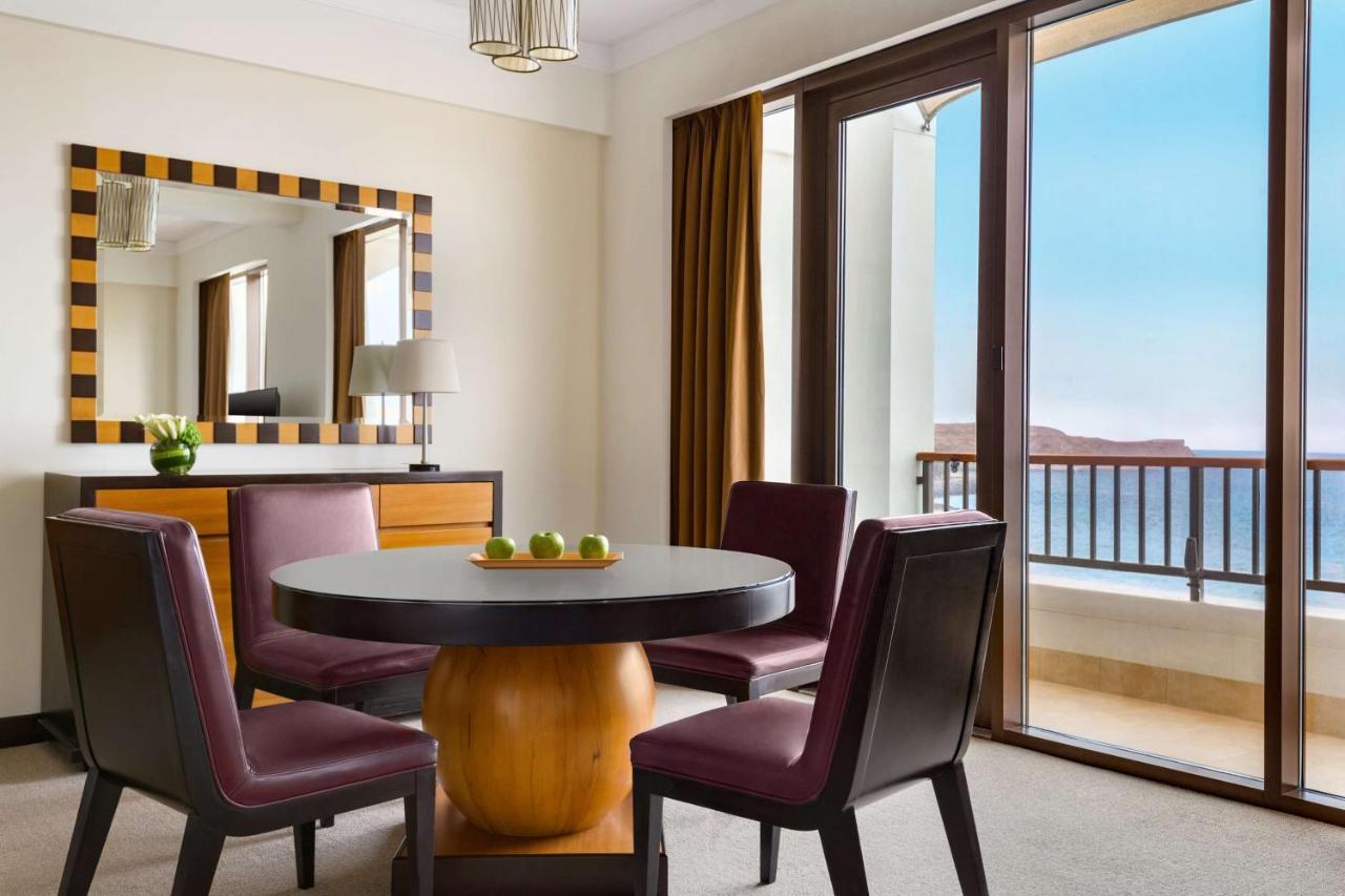 Shangri-La Barr Al Jissah, Muscat Exterior photo A dining room at the Atlantis Paradise Island