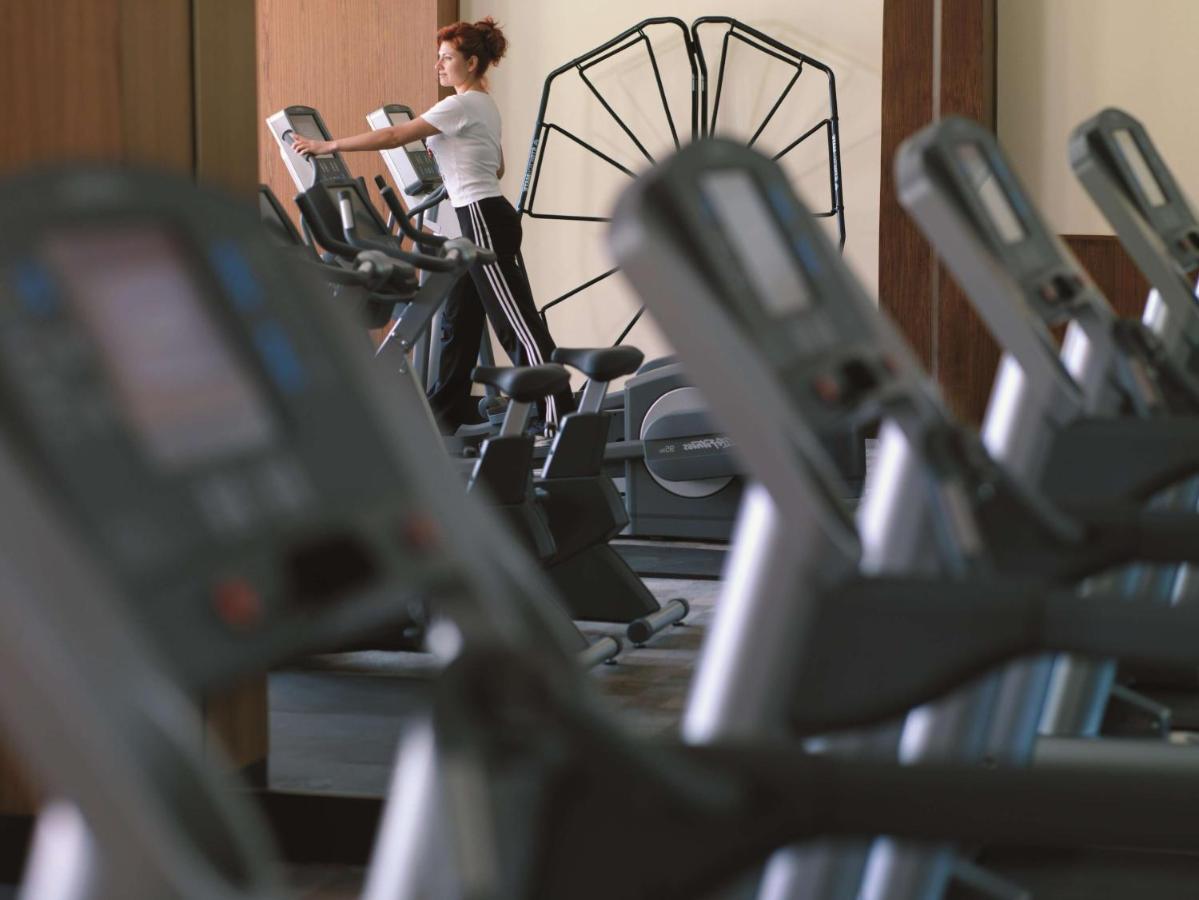 Shangri-La Barr Al Jissah, Muscat Exterior photo A woman on a cross trainer