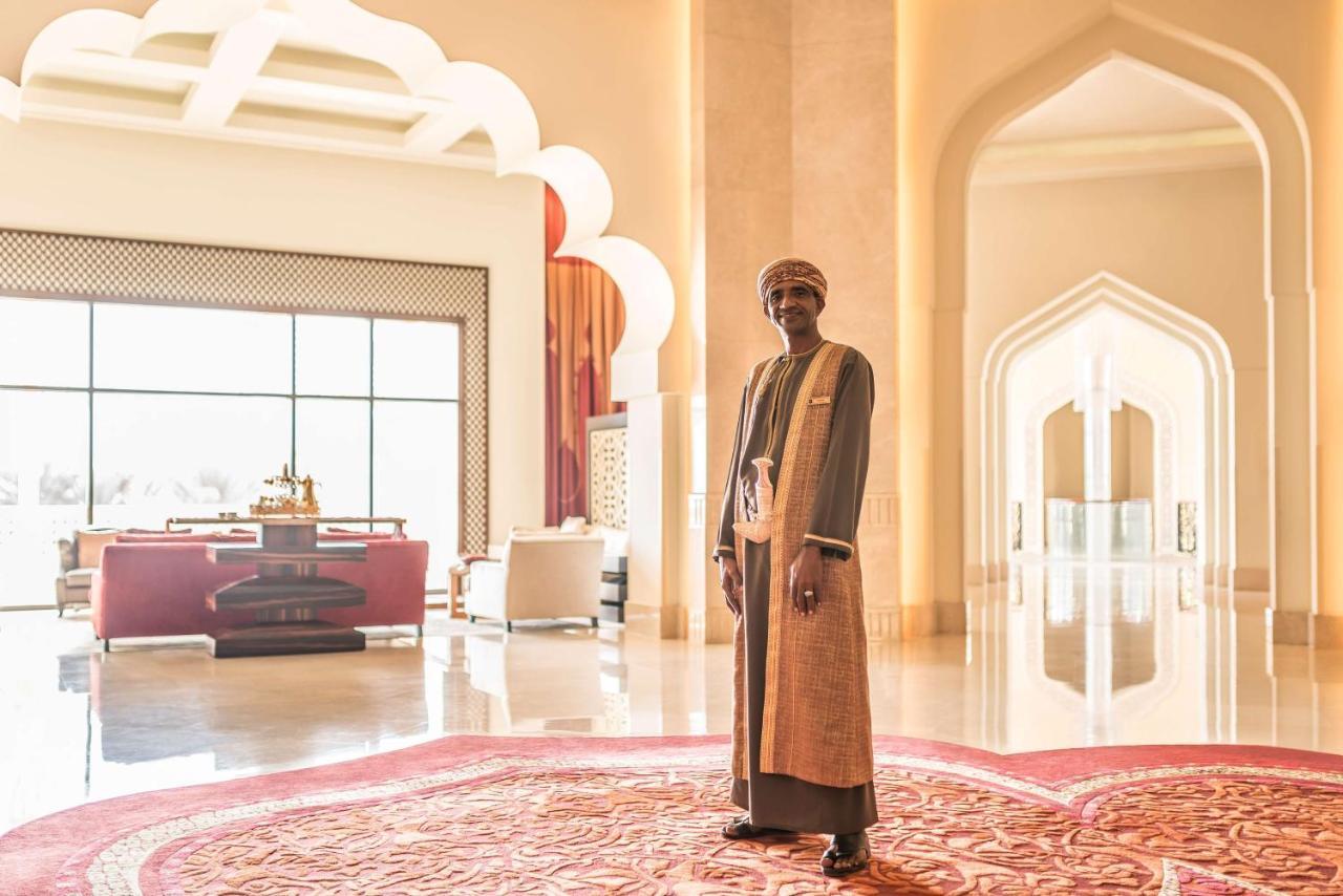 Shangri-La Barr Al Jissah, Muscat Exterior photo A man wearing a dishdaha