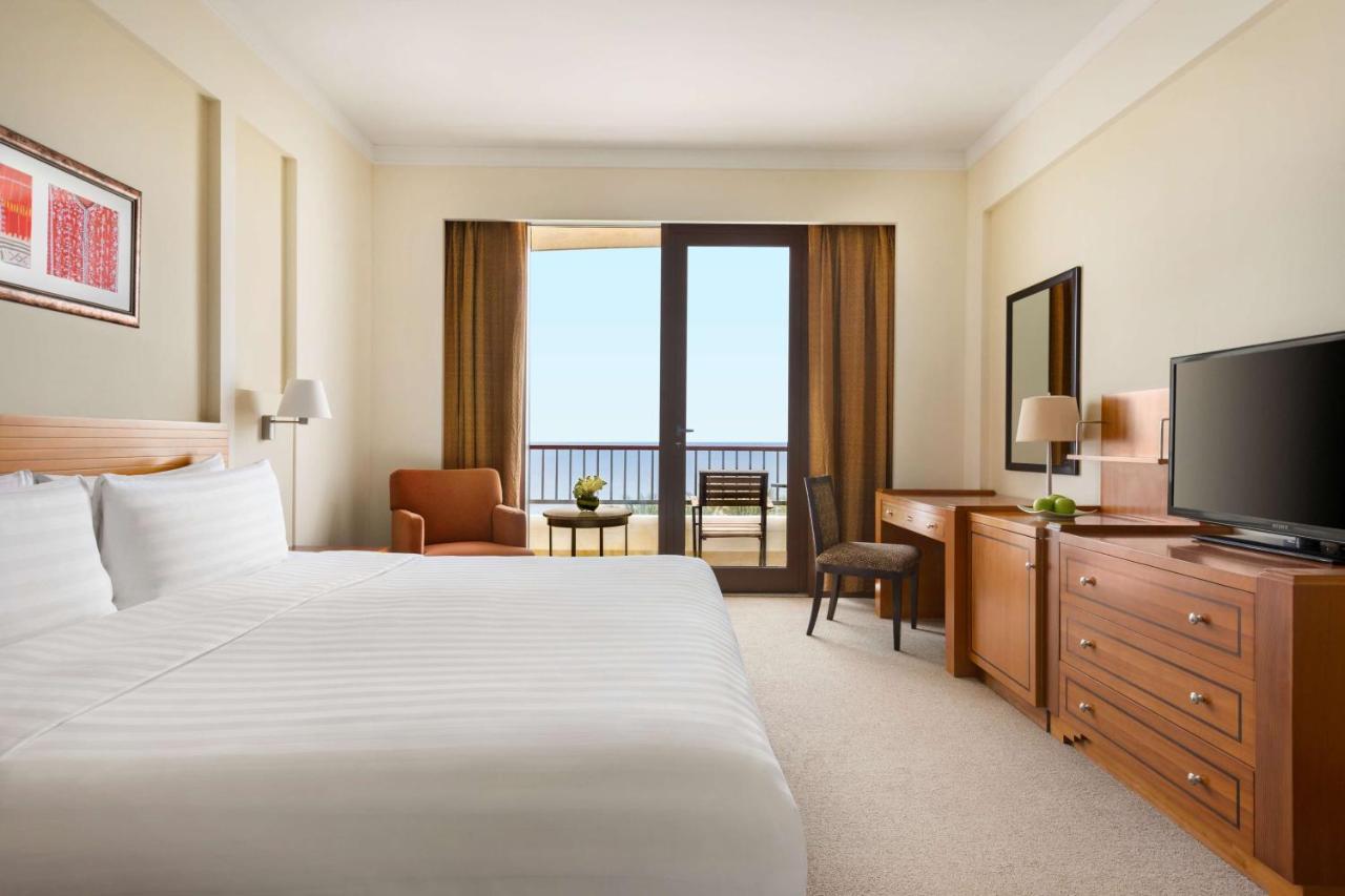 Shangri-La Barr Al Jissah, Muscat Exterior photo A guest room at the Jumeirah Beach Hotel