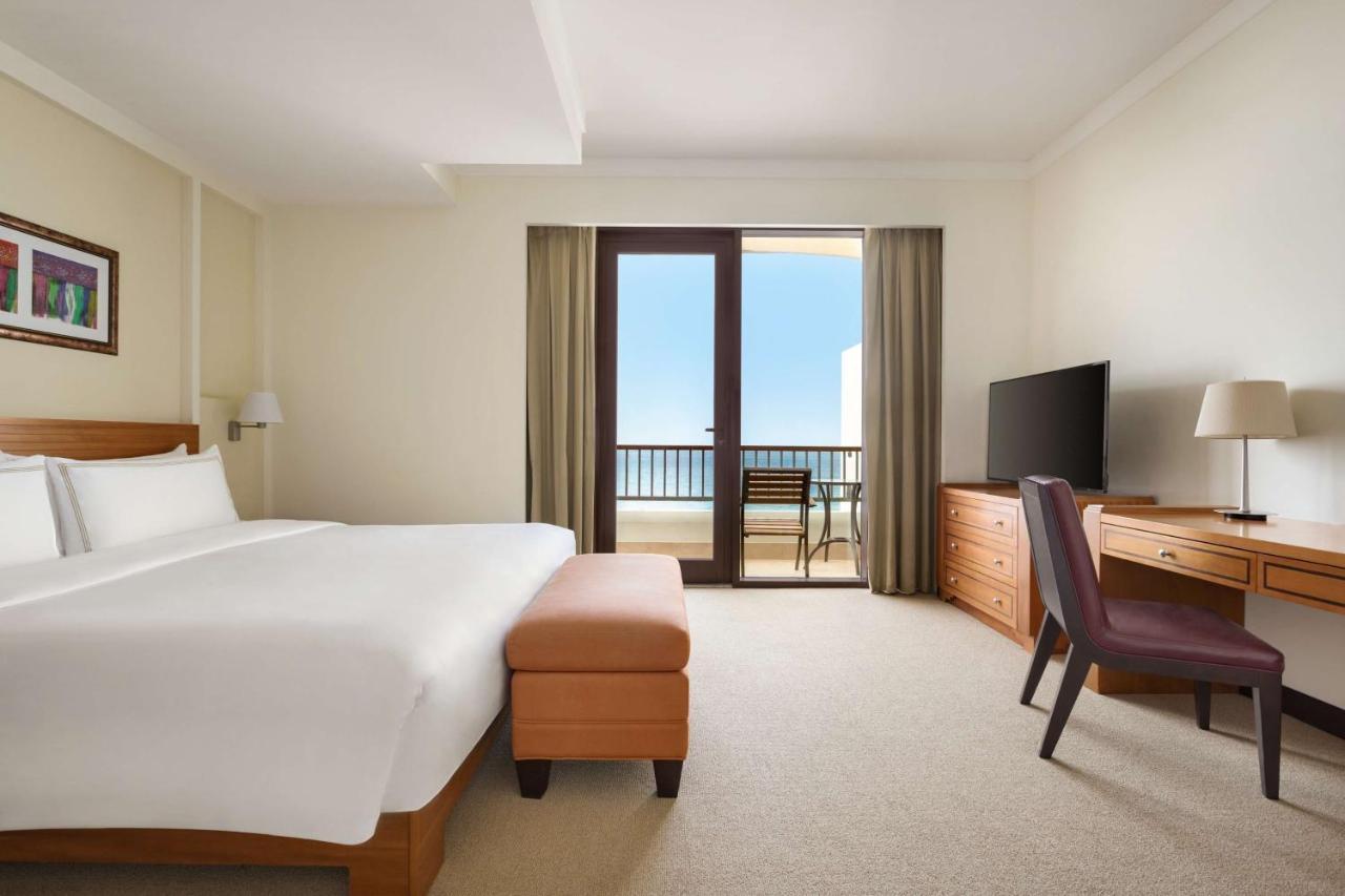 Shangri-La Barr Al Jissah, Muscat Exterior photo A guest room at the Hilton Maldives