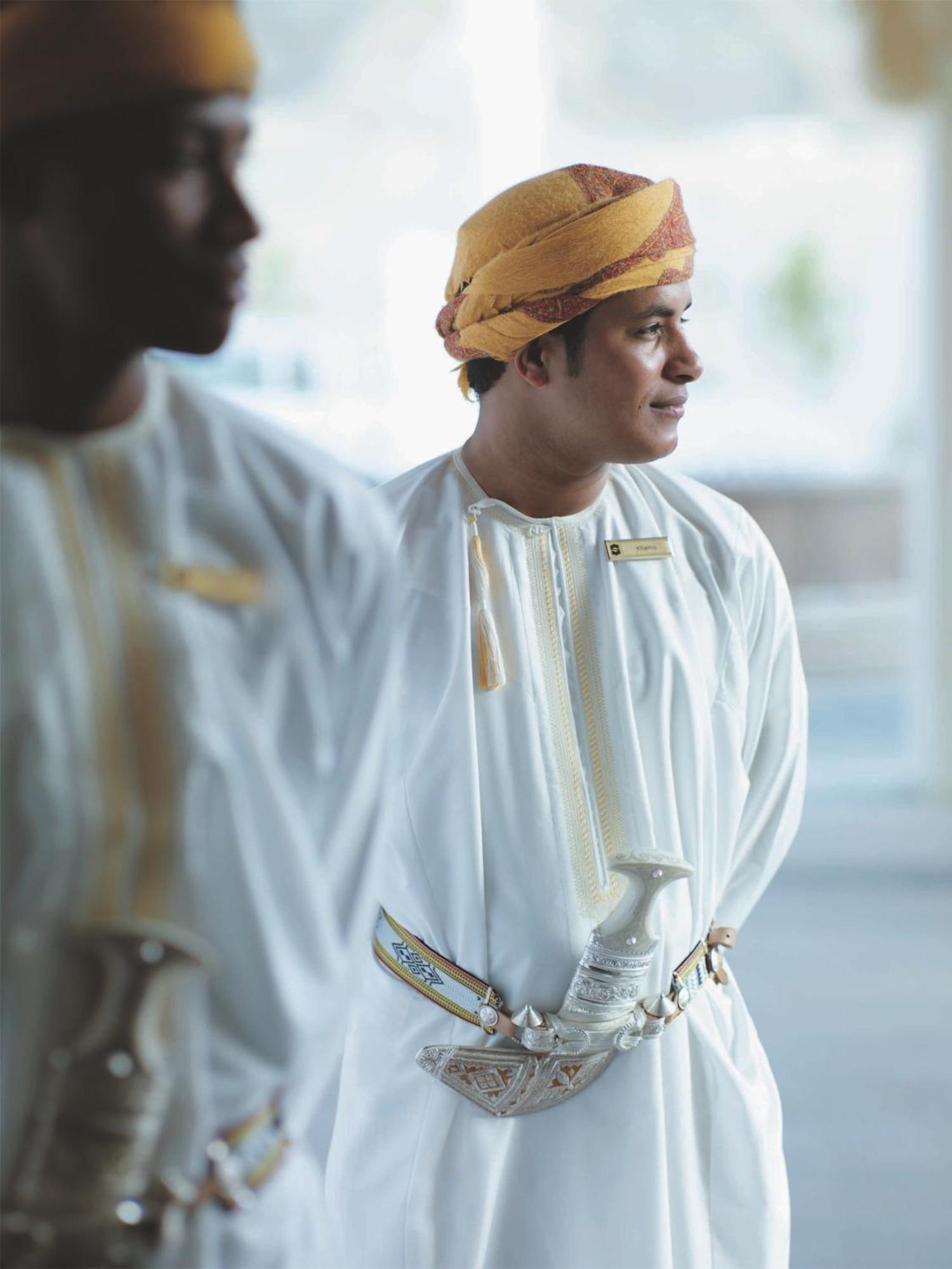 Shangri-La Barr Al Jissah, Muscat Exterior photo Omani men wearing the dishdasha