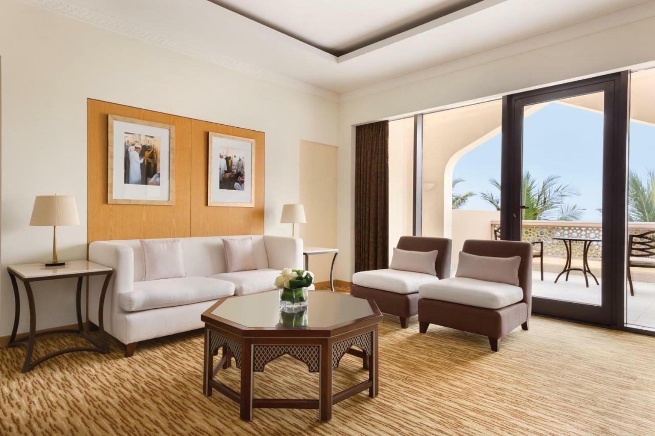 Shangri-La Barr Al Jissah, Muscat Exterior photo A living room in a suite at the Jumeirah Beach Hotel