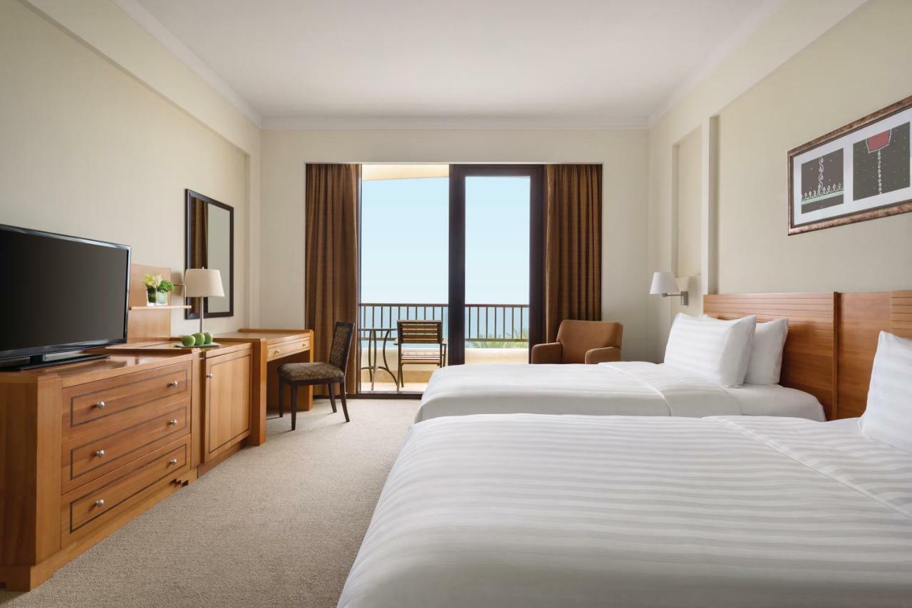 Shangri-La Barr Al Jissah, Muscat Exterior photo A guest room at the Hilton Athens